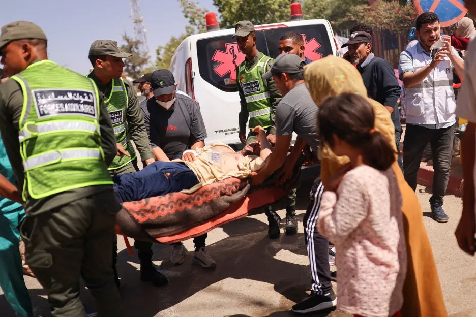 Záchranáři pomáhají přeživším po zemětřesení v Maroku