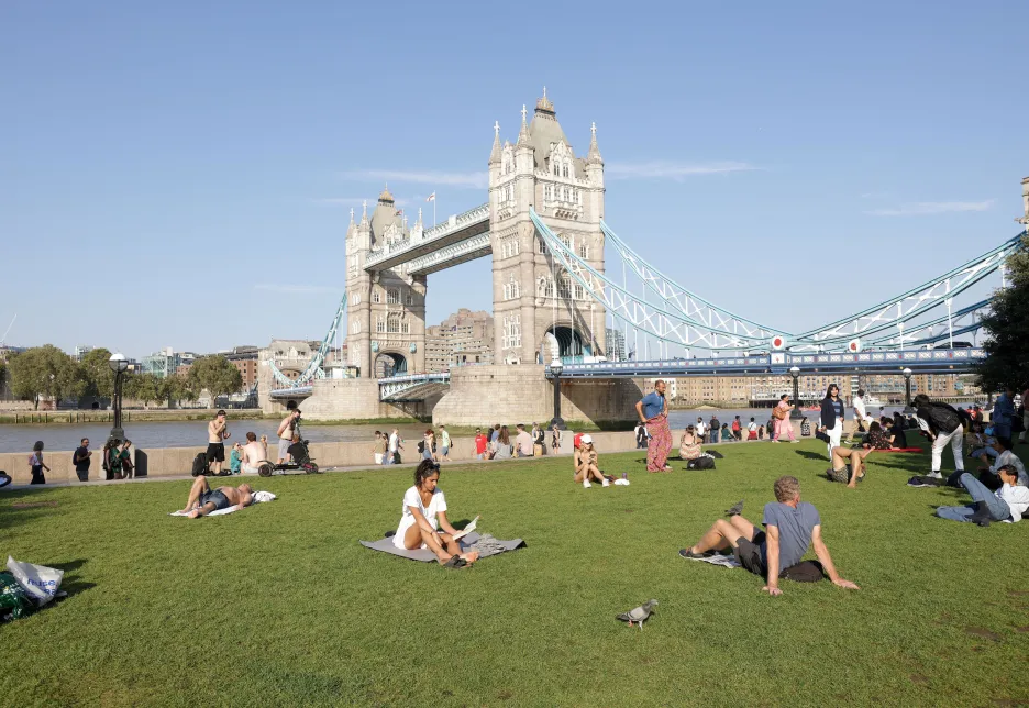 Lidé v Londýně relaxují během vlny neobvyklých veder (7. 9. 2023)