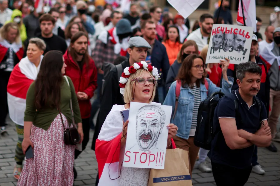 Bělorusové pochodují ve Varšavě v den výročí voleb