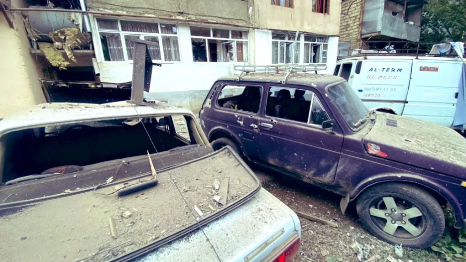 Zničená auta po útoku v Náhorním Karabachu