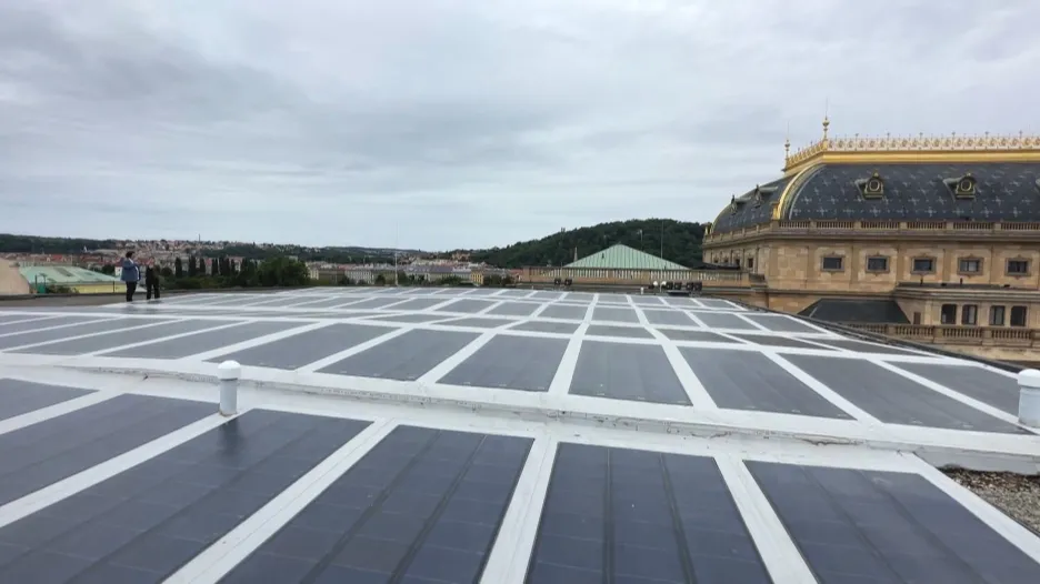 Solární panely na budovách Národního divadla