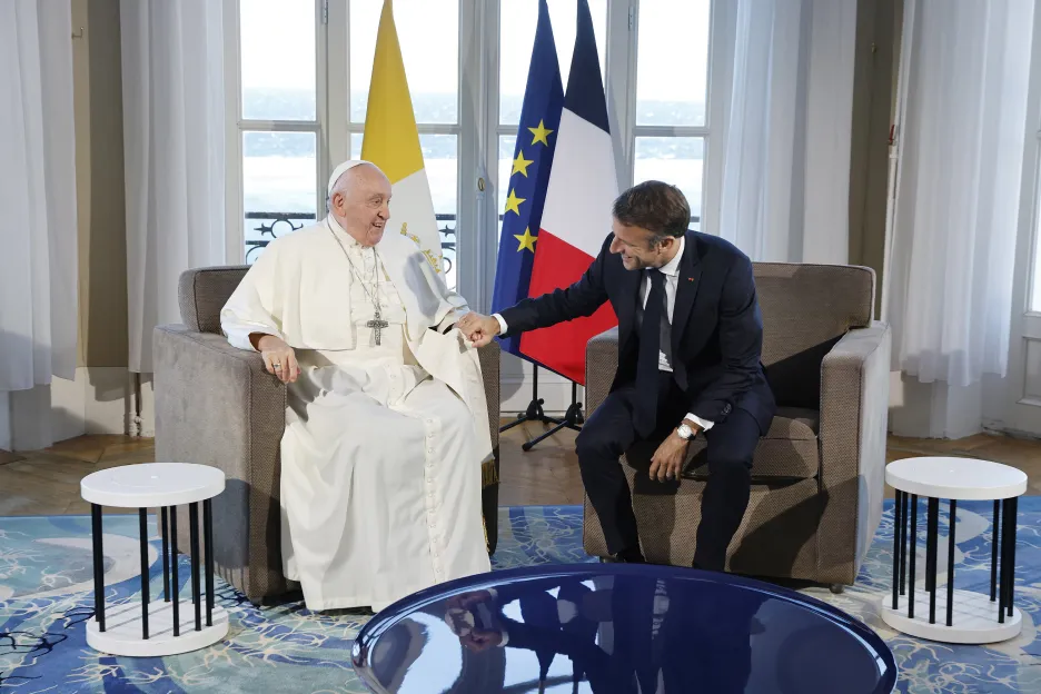 Papež František a Emmanuel Macron při setkání v Marseille