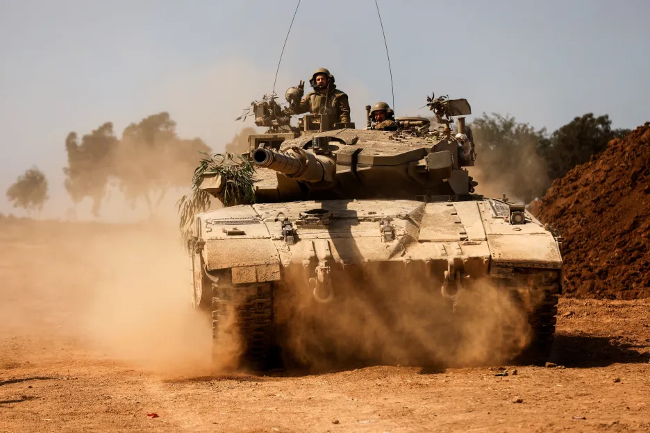 Izraelský tank na hranici s Gazou