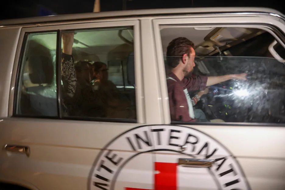 Vůz převážející rukojmí z Gazy