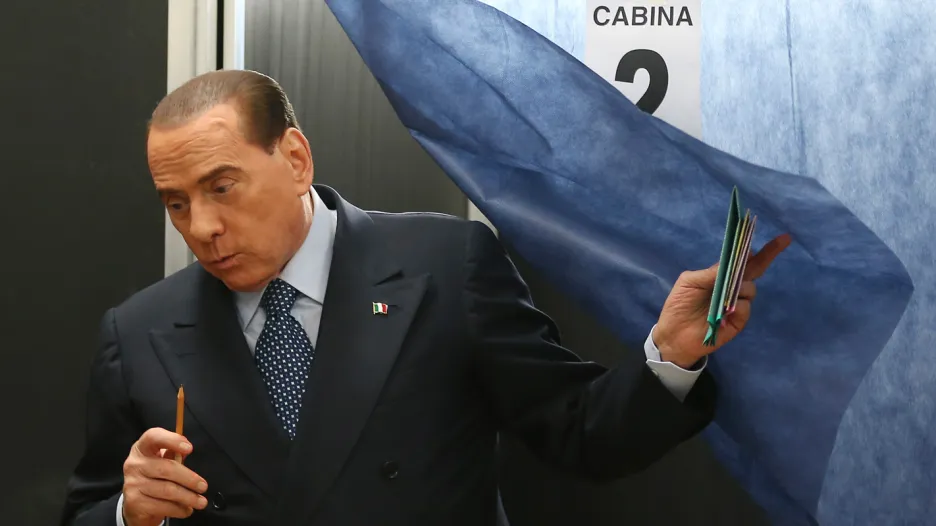 Silvio Berlusconi ve volební místnosti
