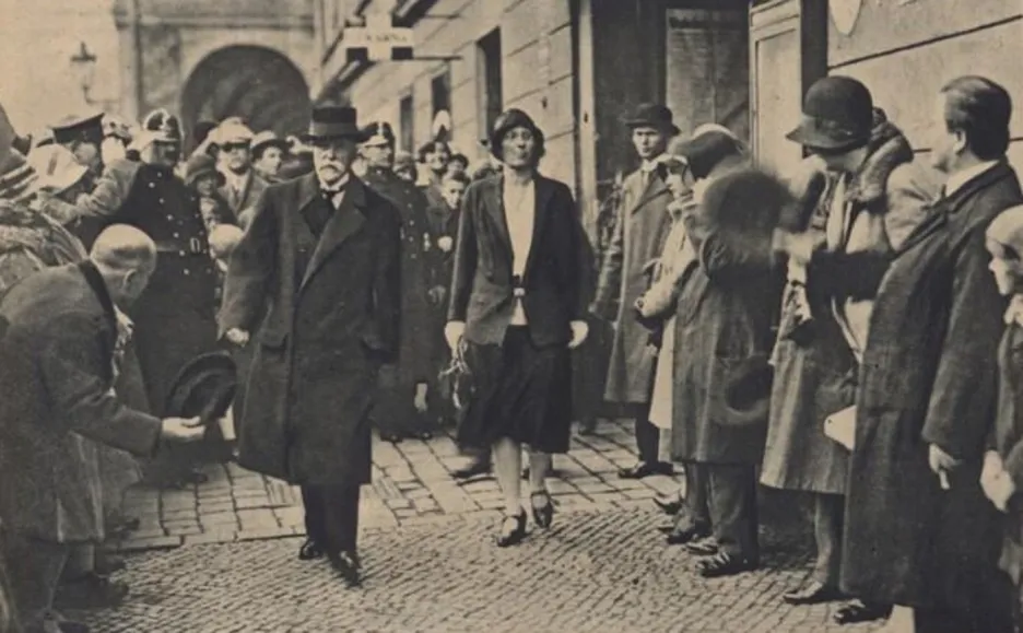 Alice Masaryková s otcem jdou k volbám (Pestrý týden, 1929)
