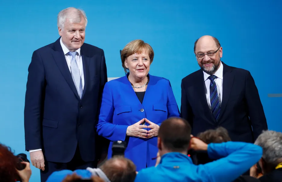 Angela Merkelová s šéfem CSU Horstem Seehoferem (vlevo) a lídrem SPD Martinem Schulzem