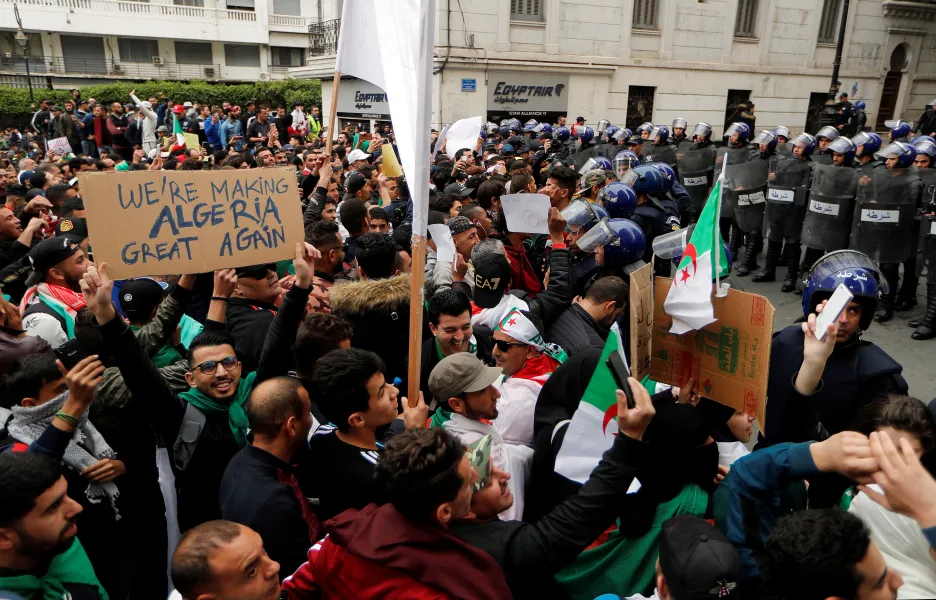 Alžířané protestovali proti prezidentovi Abdelazizovi Bouteflikovi