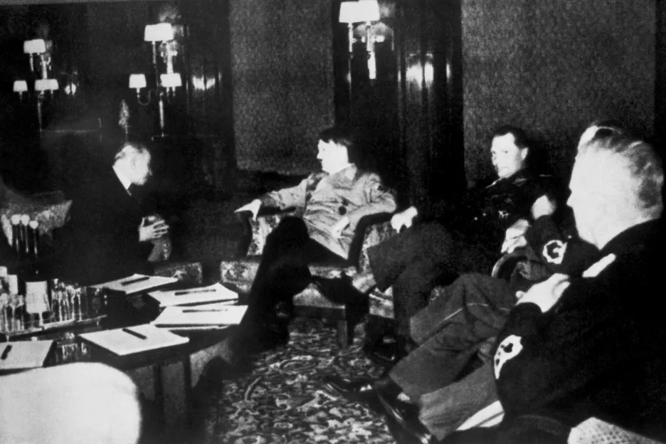 Emil Hácha (vlevo) u Adolfa Hitlera v noci ze 14. na 15. března 1939