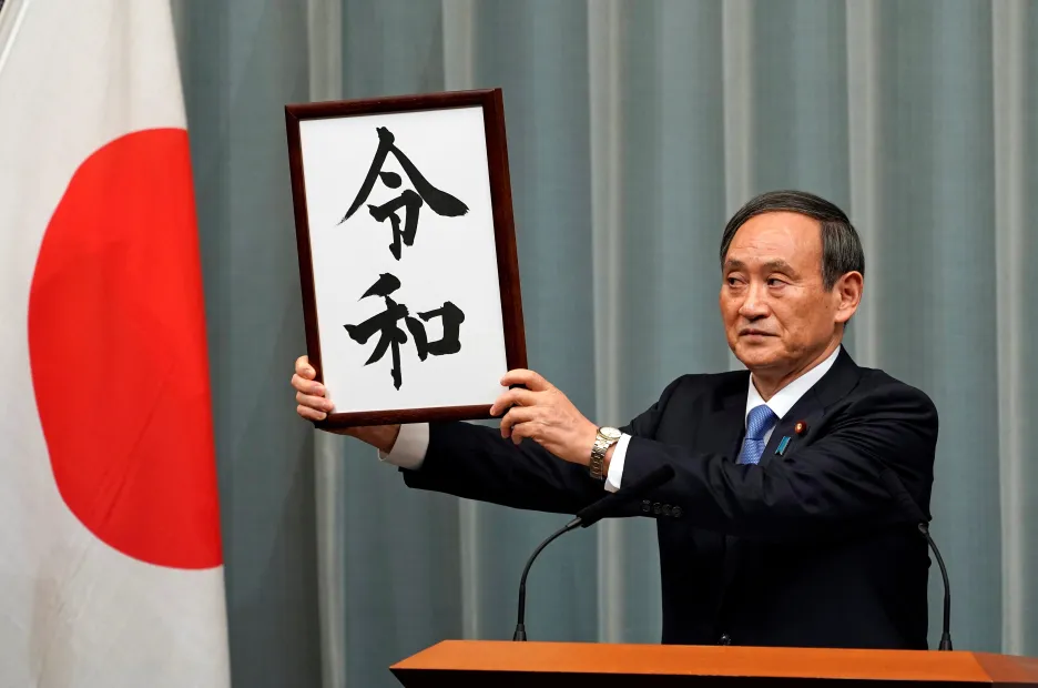 Japonský ministr kabinetu Yoshihide Suga představil „Reiwa“ jako jméno nové epochy