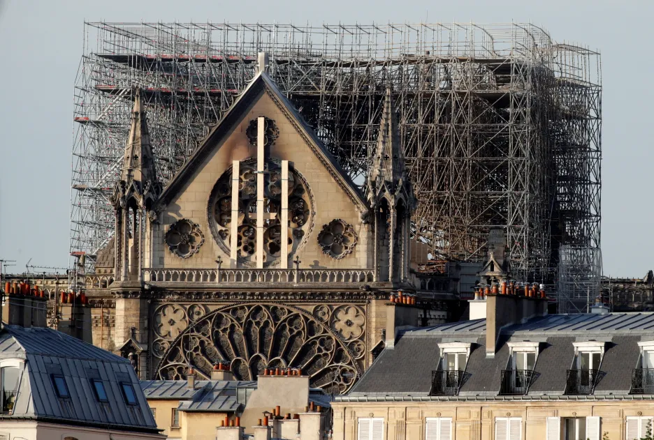 Poškozená katedrála Notre-Dame