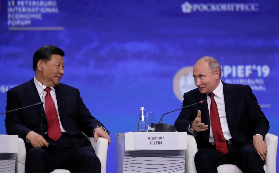 Čínský prezident Si Ťin-pching a ruský prezident Vladimir Putin na konferenci v Petrohradu (zleva)