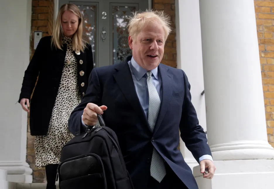 Boris Johnson při odchodu z domova v Londýně