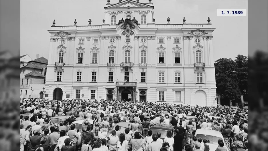 Demonstrace před arcibiskupským palácem v červenci 1989