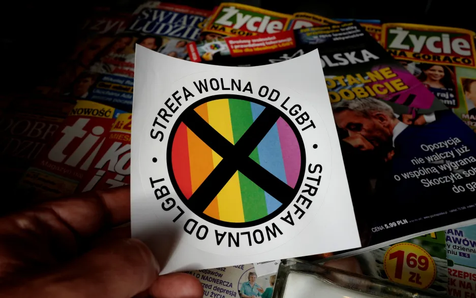 Nálepka proti LGBT komunitě, kterou šíří polský časopis