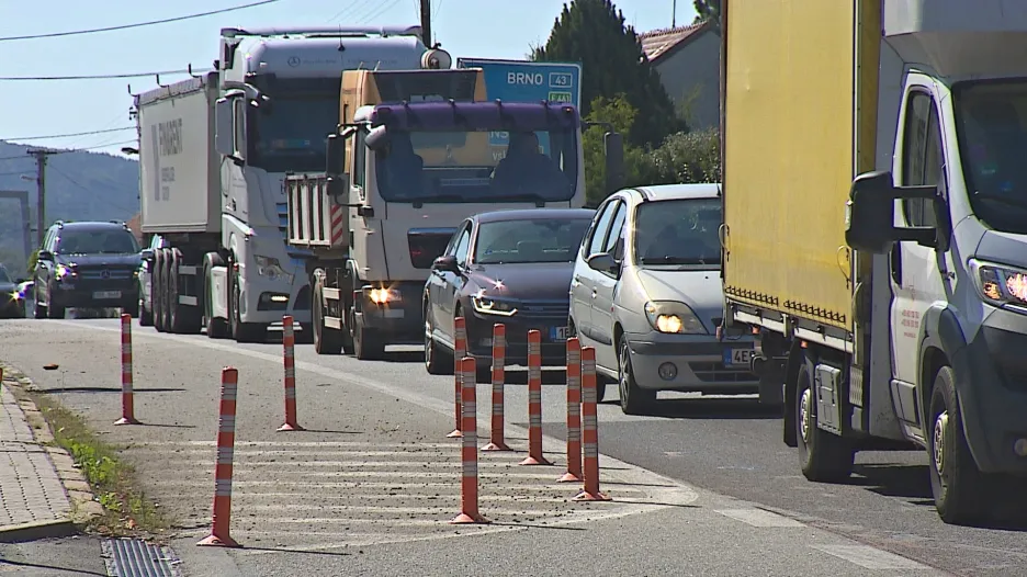 Tranzitní dopravu by měla silnice první třídy v Lipůvce omezit