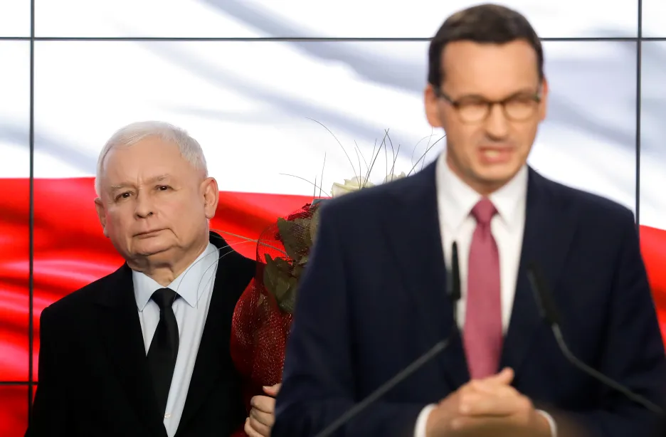 Premiér Morawiecki a za ním šéf PiS Kaczynski ve volebním štábu 
