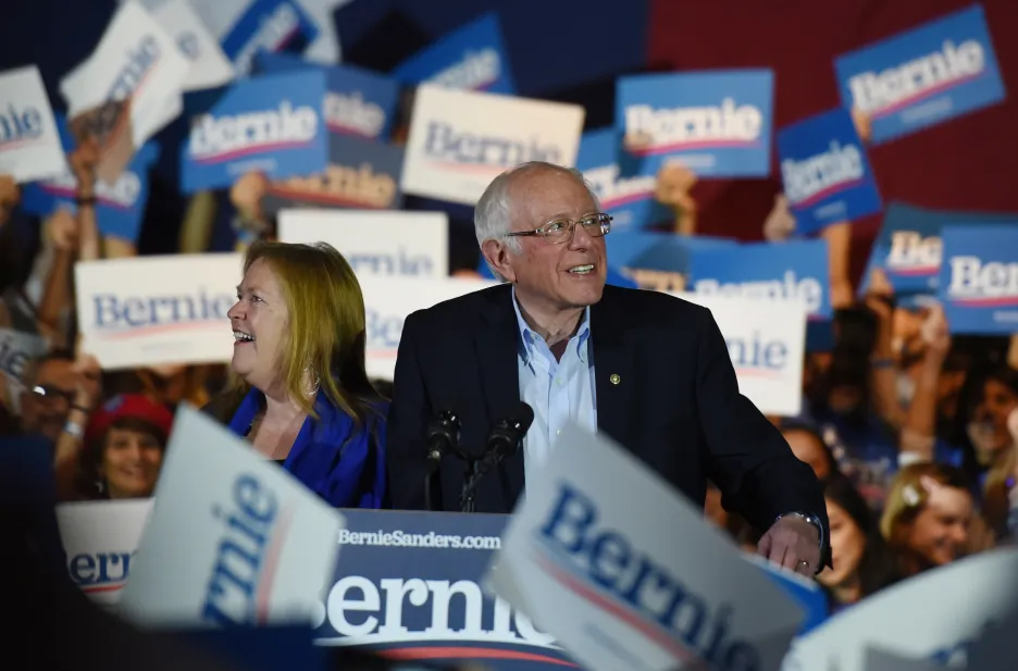 Bernie Sanders oslavuje v Nevadě s manželkou vítězství