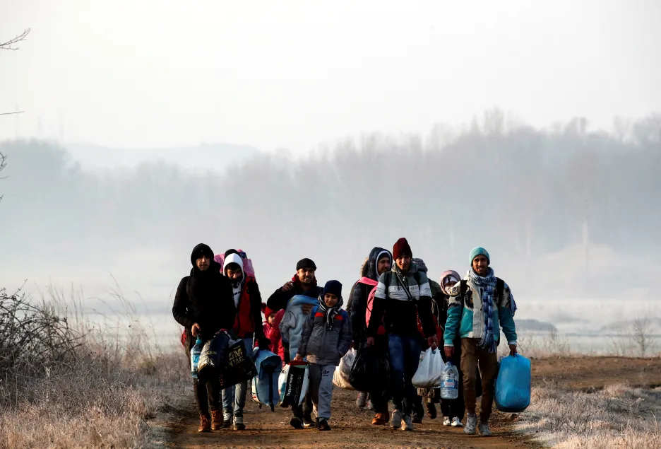 Skupina migrantů u řeky Evros na turecko-řecké hranici