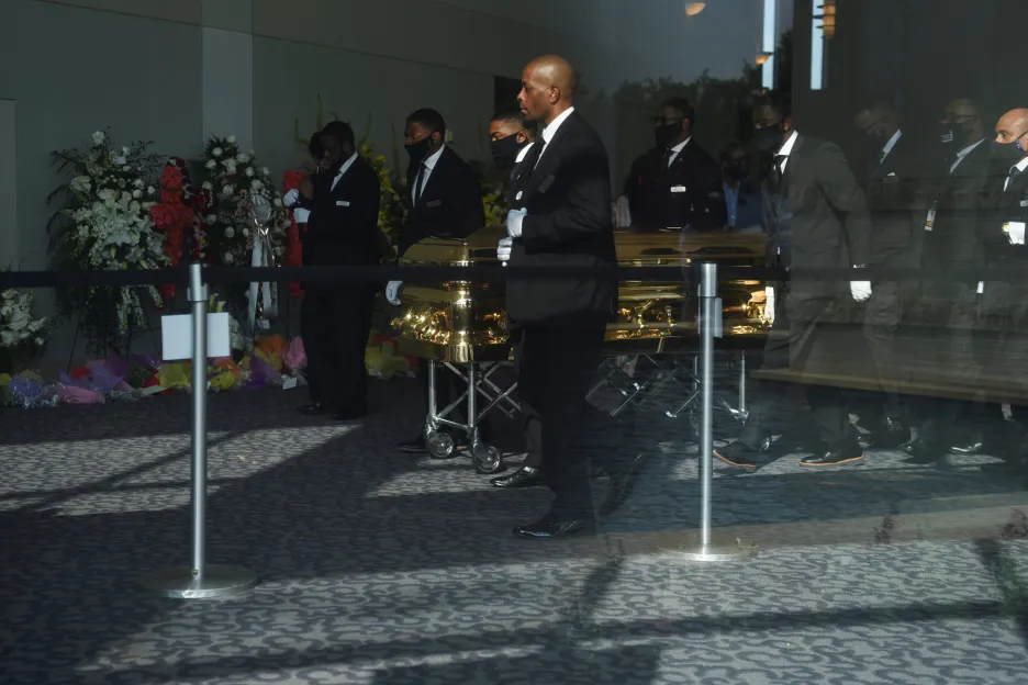Ostatky Afroameričana George Floyda jsou neseny do pohřební síně