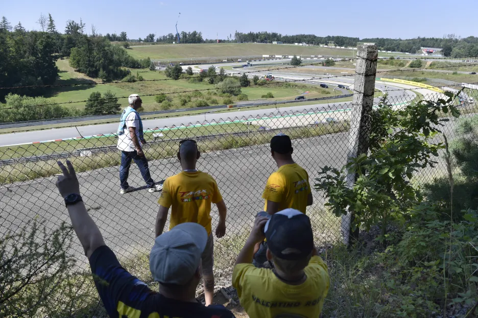 Diváci sledují zpoza plotu brněnskou Moto GP