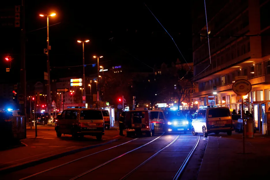 Policie zablokovala ulici poblíž náměstí Schwedenplatz 
