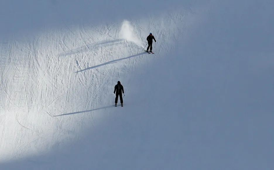 Lyžaři na ledovci Presena v italském středisku Passo Paradiso