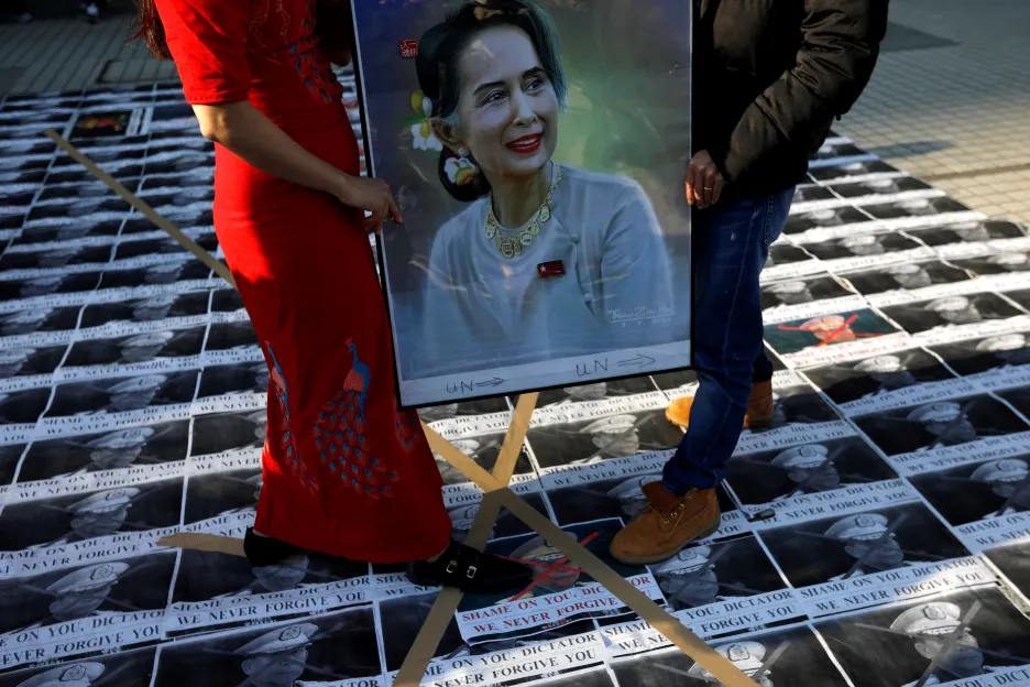 Lidé protestují kvůli zadržení Su Ťij