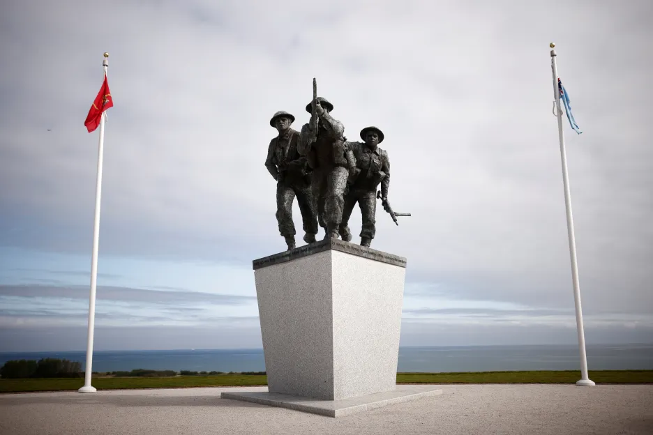 Nový památník padlým vojákům během vylodění v Normandii v roce 1944
