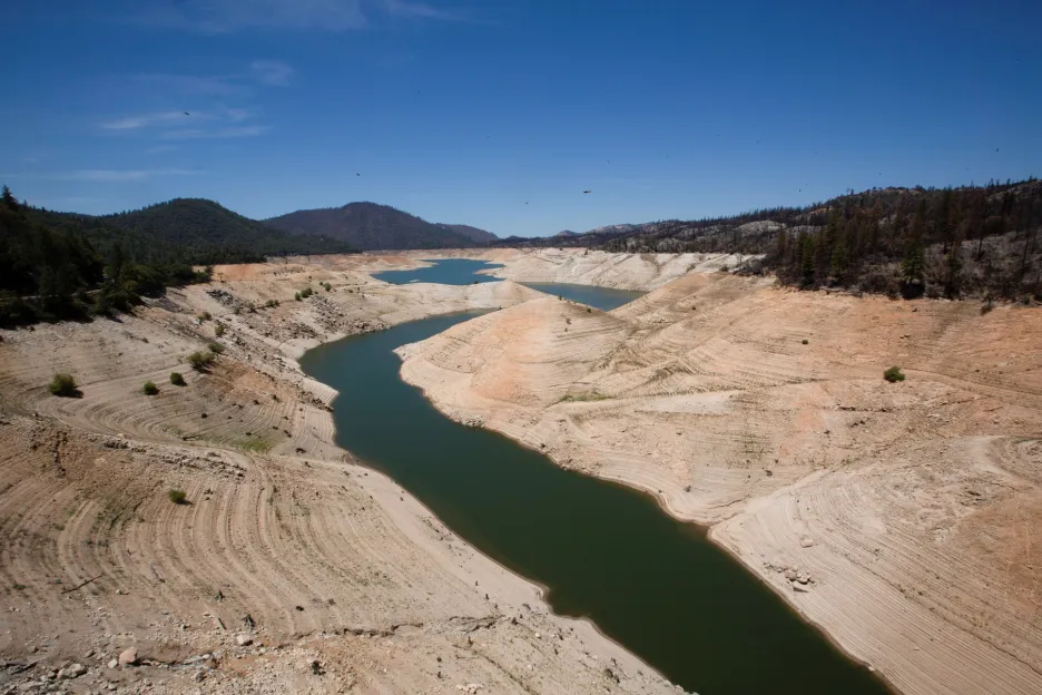 Nízká hladina vody v důsledku sucha je patrná v Hooverově přehradě poblíž Las Vegas a v nádrži Oroville na západním úpatí pohoří Sierra Nevady