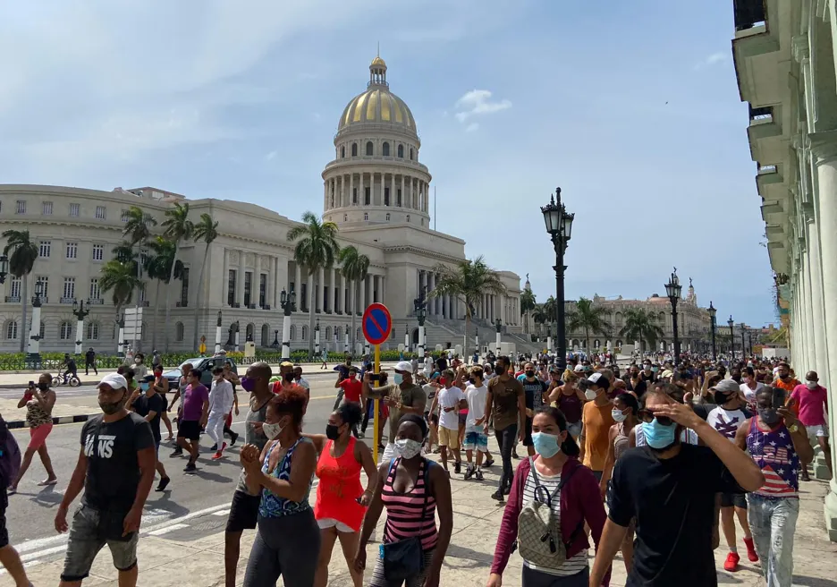 Kubánci vyšli protestovat proti své vládě do ulic. V zemi chybí potraviny a základní zboží