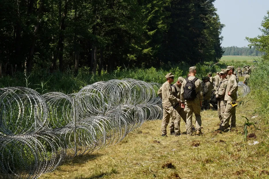 Litva postavila na hranici s Běloruskem bariéru, tvoří ji žiletkový ostnatý drát