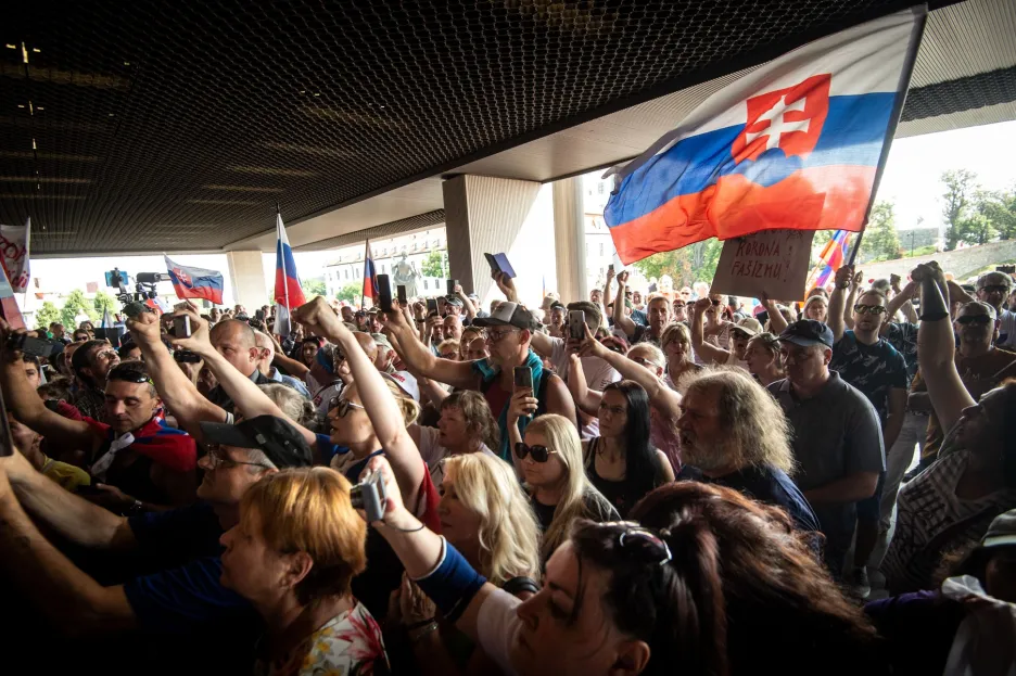 Skandující dav se shromáždil před budovou slovenského parlamentu 