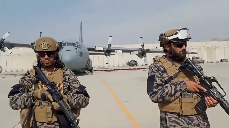 Taliban má kontrolu nad kábulským letištěm