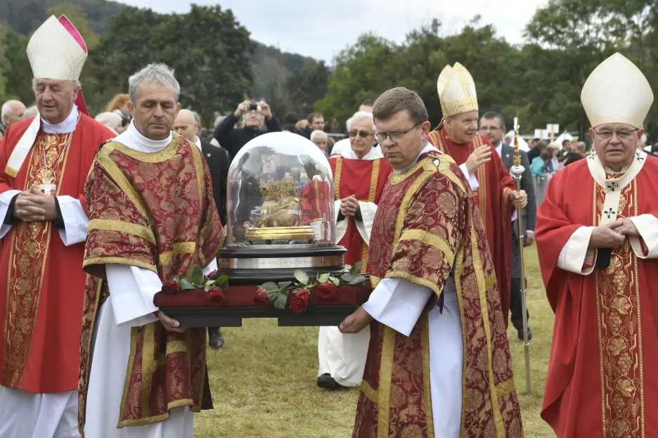 Národní pouť v Tětíně. Vpravo na snímku je kardinál Dominik Duka