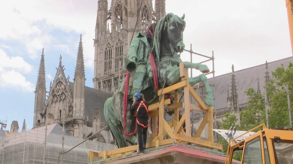 Opravovaná socha Napoleona v Rouenu