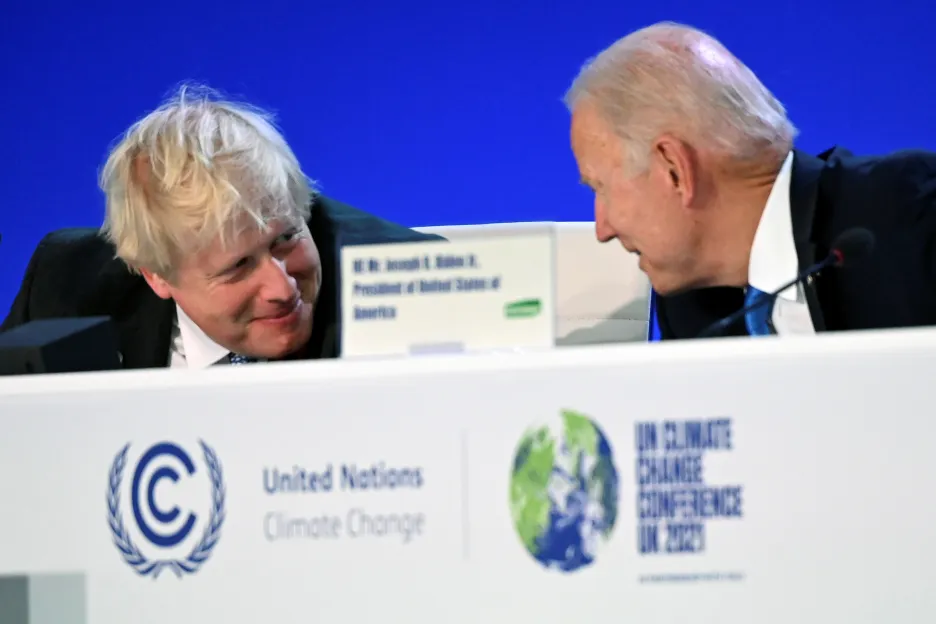 Britský premiér Boris Johnson a americký prezident Joe Biden na klimatické konferenci v Glasgow