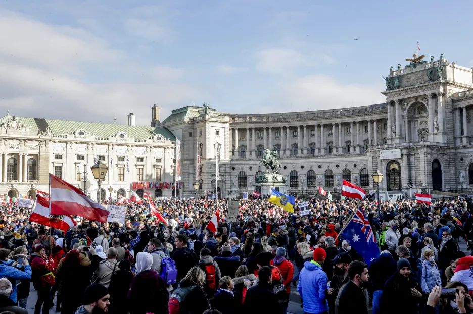 Lidé před vídeňským Hofburgem demonstrují proti lockdownu a povinnému očkování