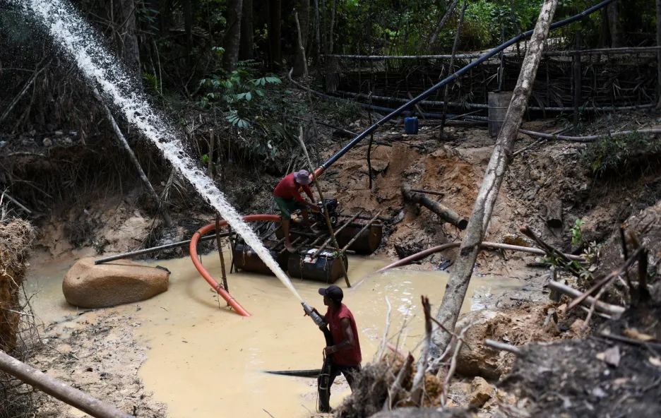 Nelegální zlatý důl v brazilském amazonském pralese
