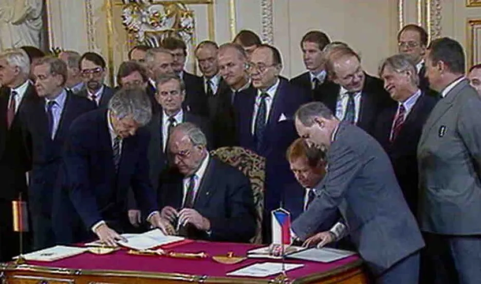 Podpis smlouvy mezi ČSFR a SRN o dobrém sousedství a vzájemné spolupráci
