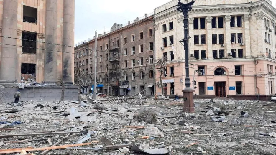 Následky raketového útoku v centru Charkova