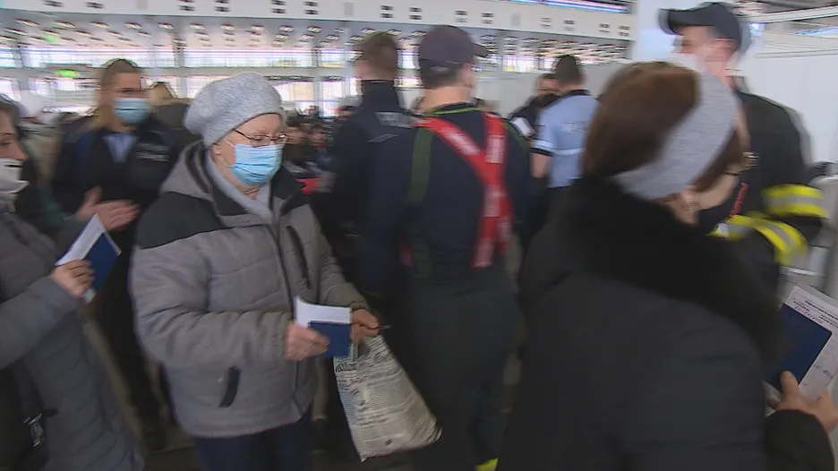Češi pomáhají Ukrajincům po příjezdu do země.