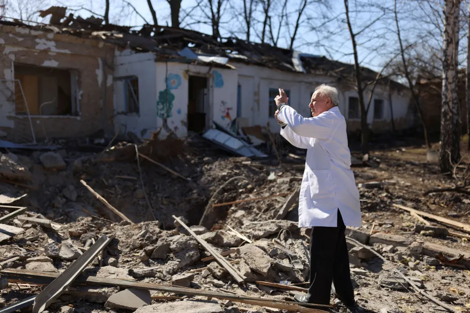 Lékař pořizuje fotografie psychiatrické nemocnice v Mykolajivu zničené vojenským útokem