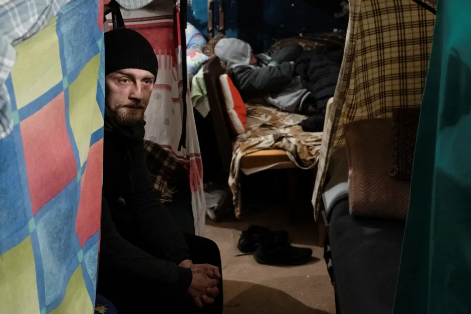 Muž se ukrývá v protileteckém krytu před možnými nálety v Kyjevě