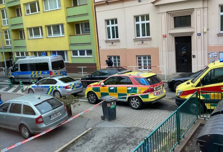 Zásah policistů a zdravotníků před školou v ulici Ohradní