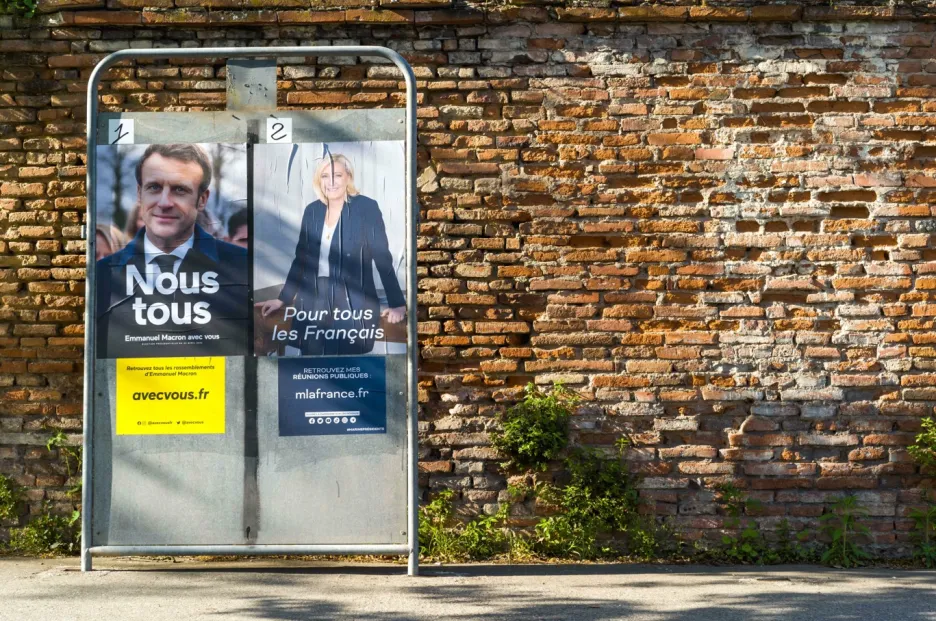 Volební plakáty Macrona a Le Penové