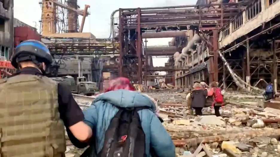 Evakuace civilistů z areálu oceláren Azovstal