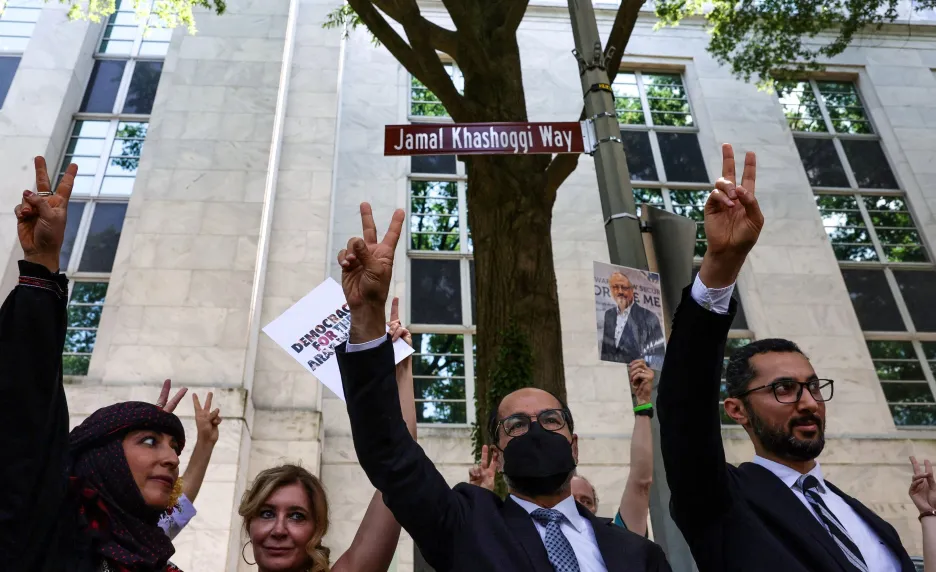 Lidskoprávní aktivisté oslavují přejmenování ulice před velvyslanectvím Saúdské Arábie ve Washingtonu
