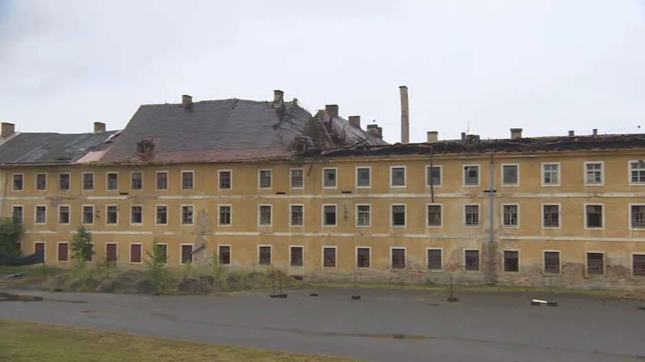 Po vydatných deštích zřítila část kasáren v Terezíně