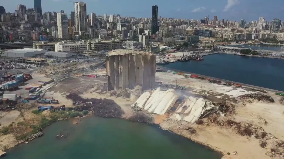 Pohled na zničené silo v Bejrútu 